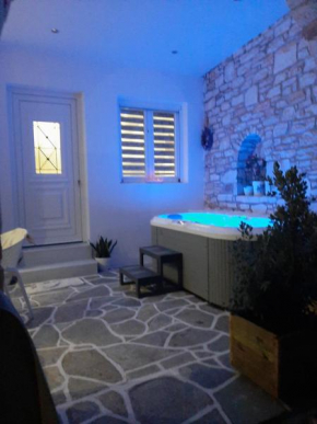 Flora Suite in Naoussa Paros